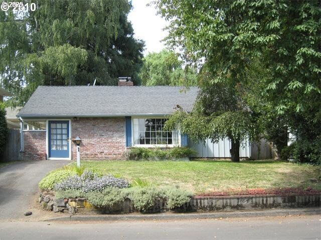 Property Photo:  848 6th St  OR 97034 