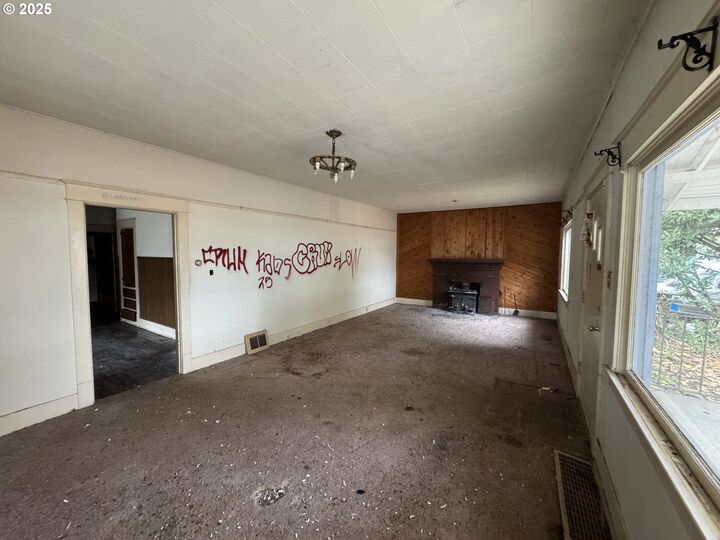 Property Photo:  260 SE 20th St  OR 97301 