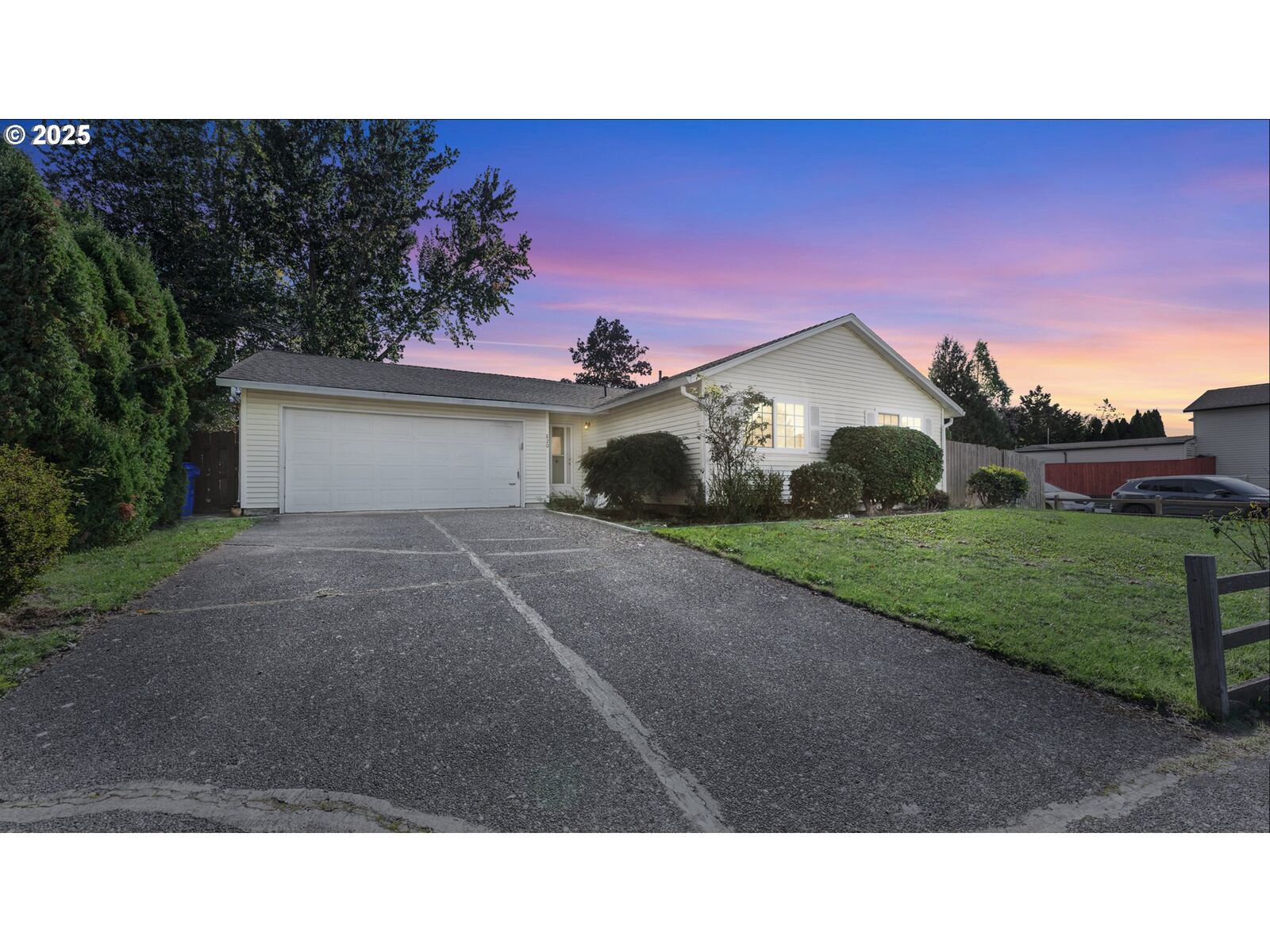 Property Photo:  820 NE Cochran Ave  OR 97030 