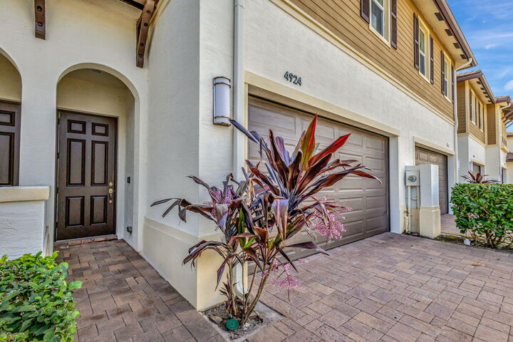 Property Photo:  4924 Pointe Midtown Way 21  FL 33418 