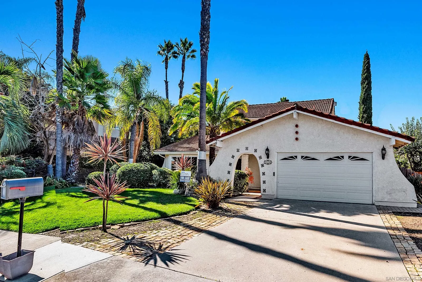 Property Photo: 906 Lacebark St CA 92069