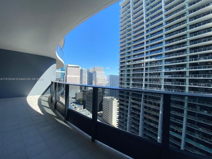 Property Photo:  1000 Brickell Plz 3207  FL 33131 