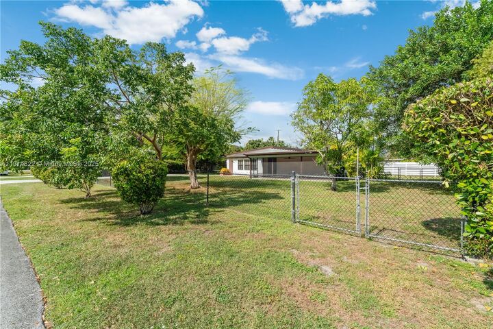 Property Photo: 10621 SW 111th St N/A FL 33176