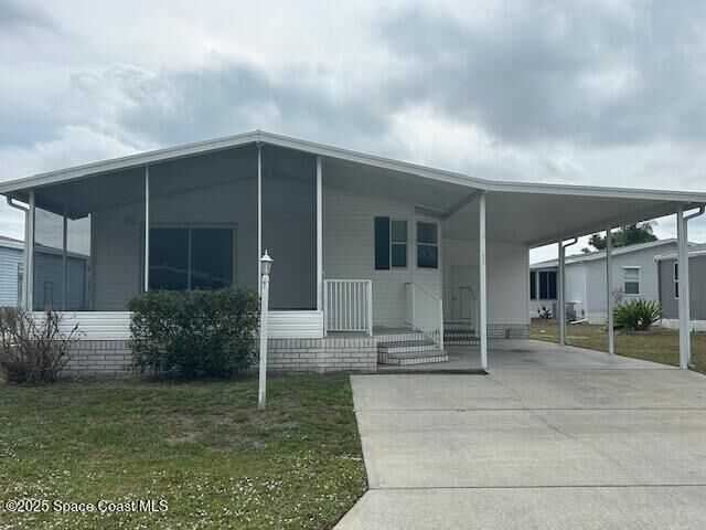Property Photo: 622 Papaya Circle FL 32976
