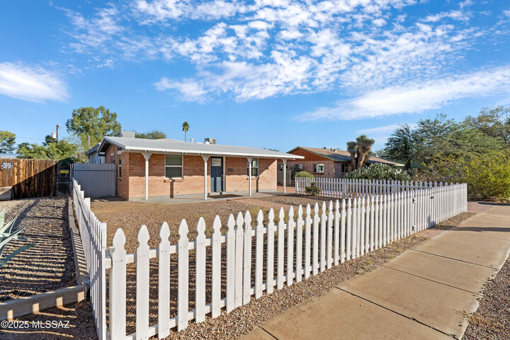 Property Photo:  1415 E Seneca Street  AZ 85719 