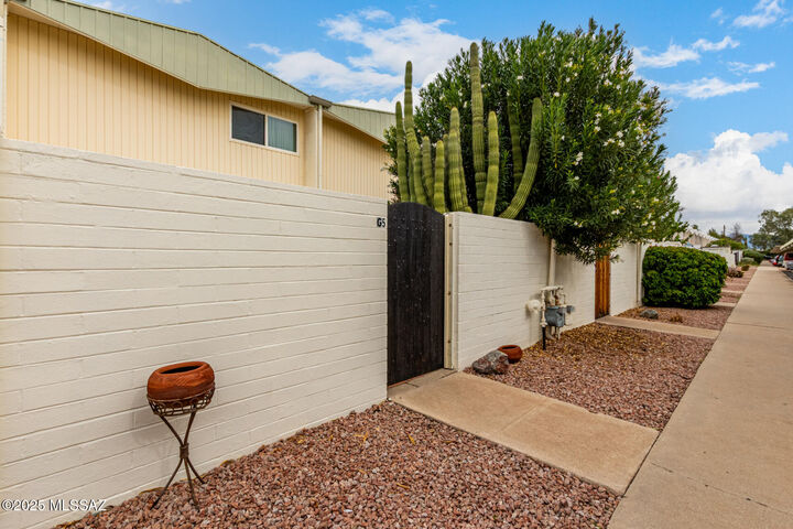 Property Photo:  1475 S Jones Boulevard G5  AZ 85713 