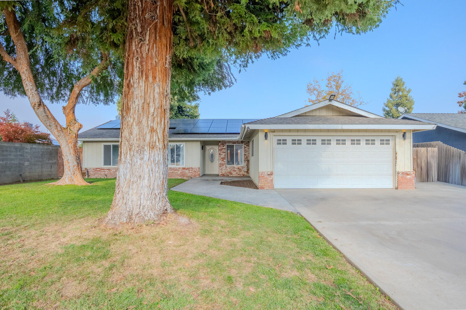 Property Photo: 1136 W Seeger Avenue CA 93277