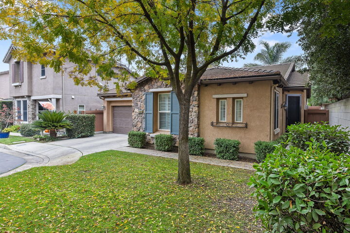 Property Photo: 1408 N Cortona Court CA 93291