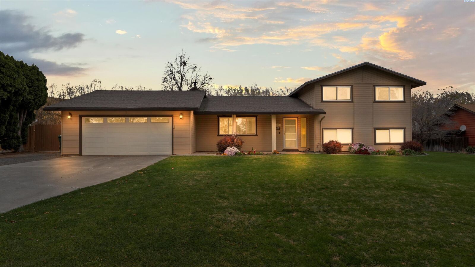 Property Photo: 4802 S Kent St WA 99337-4513