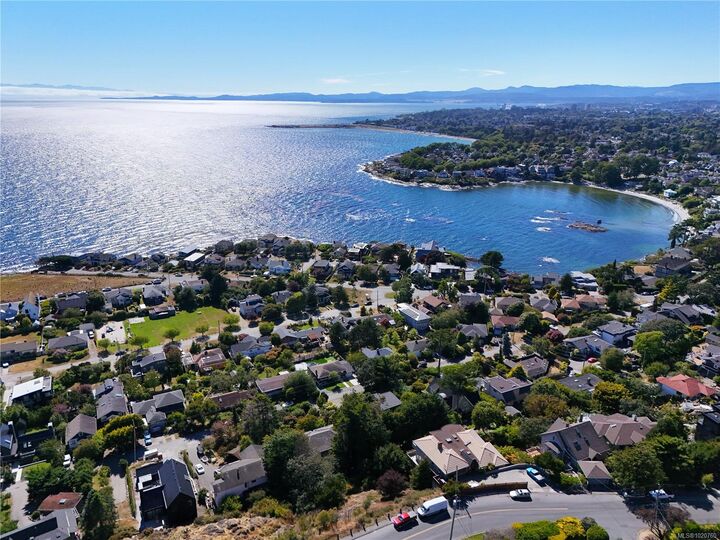 Property Photo: 2095 Lorne Terr BC V8S 2H9