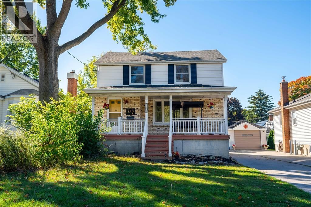 Photo de la propriété:  757 Wellington Street  ON N7T 1J4 