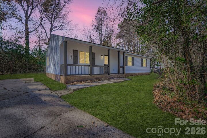 Property Photo:  6104 Bridlewood Lane  NC 28215 