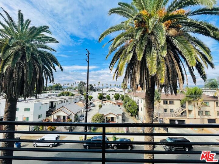 Property Photo: 14612 Calvert St CA 91411