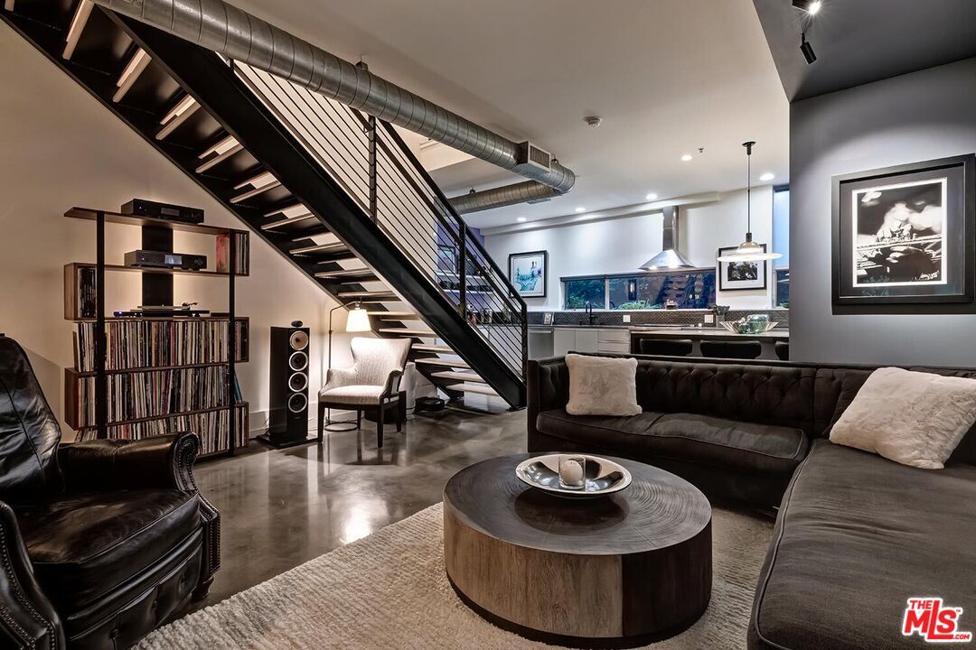 Property Photo: 1137 Hacienda Pl CA 90069