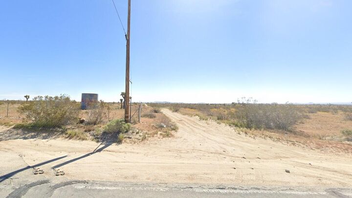 Property Photo: 19700 E Avenue H4 CA 93535