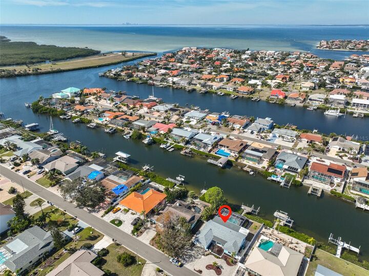 Property Photo:  909 Birdie Way  FL 33572 