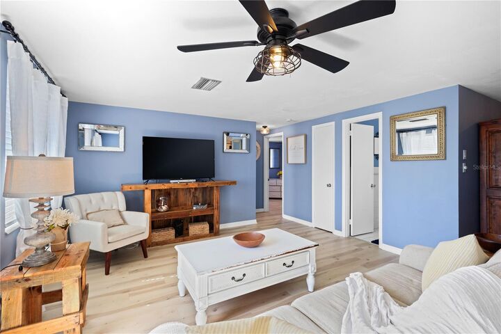 Property Photo: 180 E Horton Avenue FL 34223