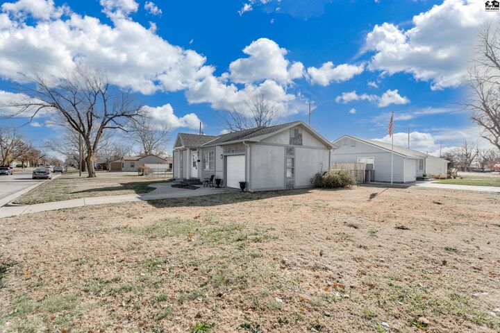 Property Photo: 1129 W 18th Ave KS 67502