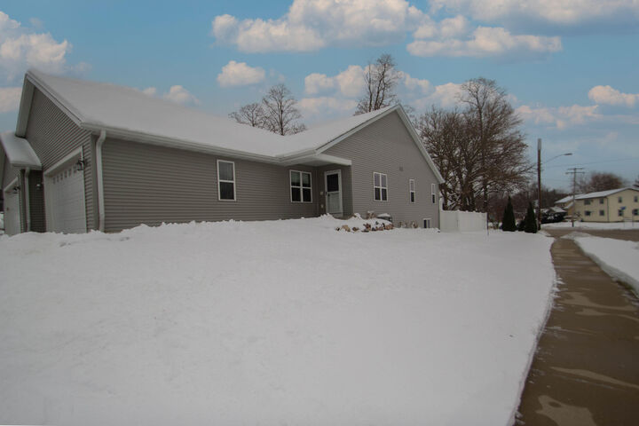 Property Photo:  301 Creekside Ct  WI 53098 