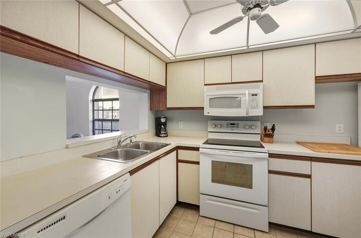 Property Photo: 801 Augusta Blvd 4 FL 34113