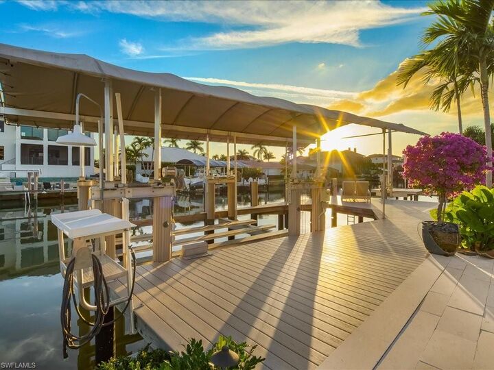 Property Photo: 360 Heron Ave FL 34108