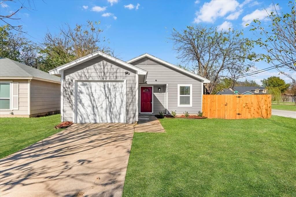 Property Photo:  2933 Lucinda Lane  TX 76119 