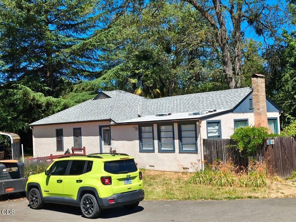 Property Photo:  1213 E Park Street  OR 97527 