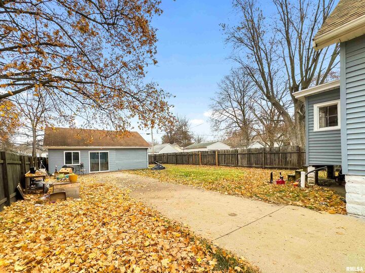 Property Photo: 617 E Virginia Avenue IL 61603