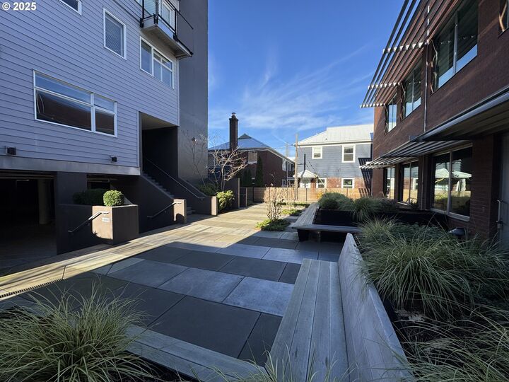 Property Photo: 2327 NW Northrup St 12 OR 97210