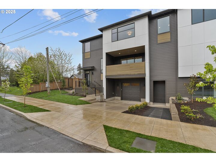 Property Photo:  3541 NE Emerson St  OR 97211 