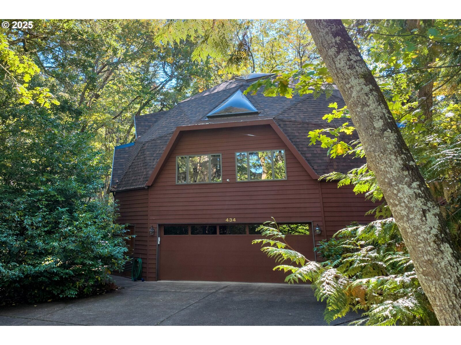 Property Photo: 434 E 39th Ave OR 97405