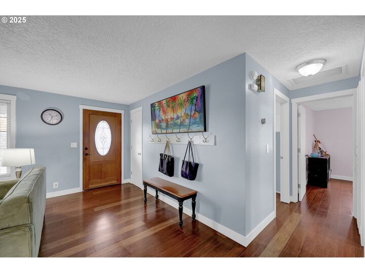 Property Photo:  1036 Oak St  OR 97448 