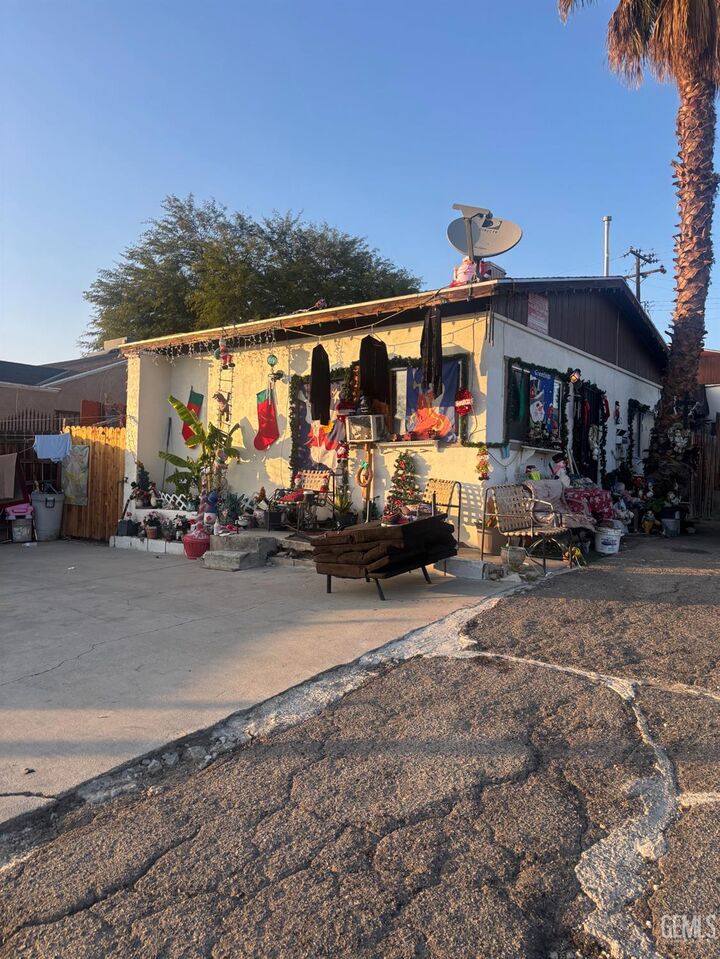 Property Photo:  2512 Niles Street  CA 93306 