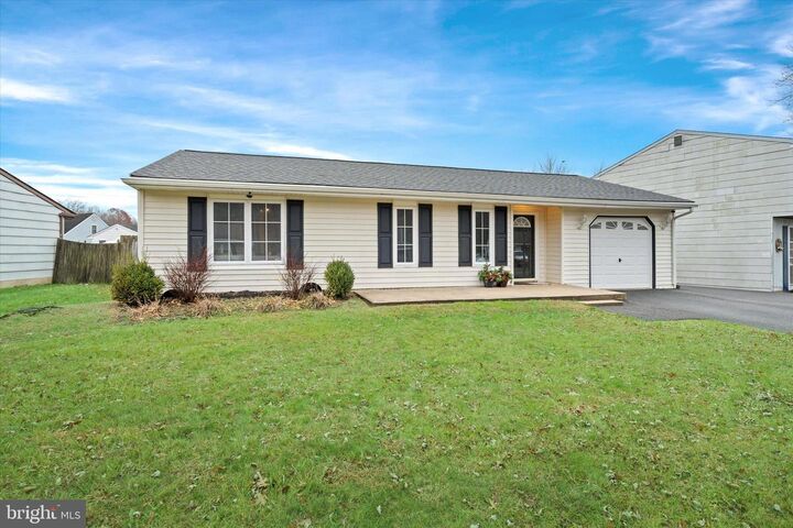 Property Photo: 40 E Shady Drive DE 19713