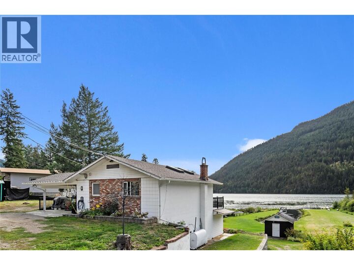 Property Photo: 2348 Ojibway Road BC V2H 1P1