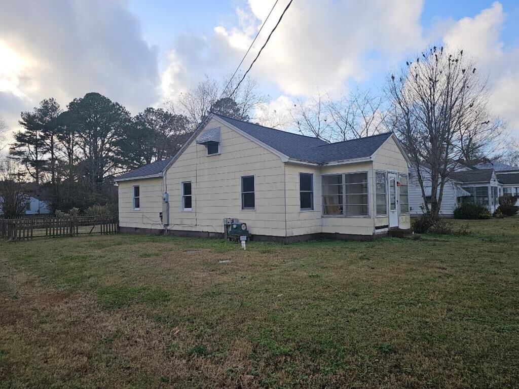 Property Photo: 19504 Ridge Ave VA 23410