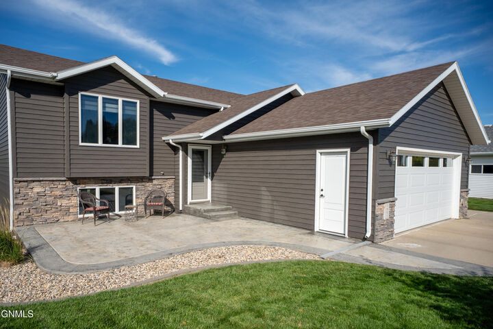 Property Photo:  1605 9th Avenue SE  ND 58554 