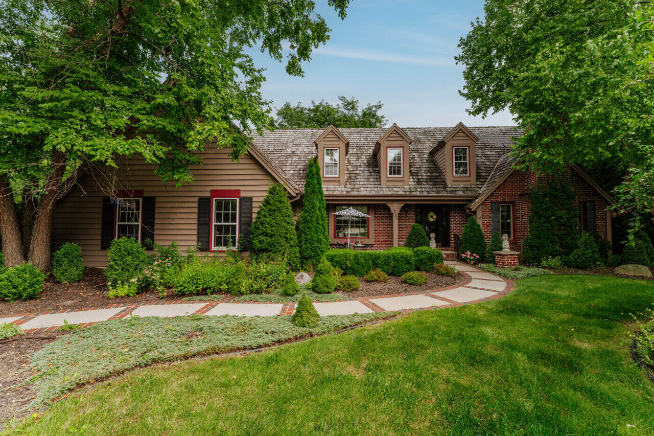 Property Photo: 8266 S Country Club Cir WI 53132