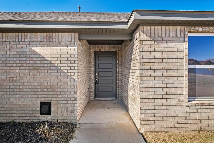 Property Photo:  4669 W Triangle Street  AR 72704 