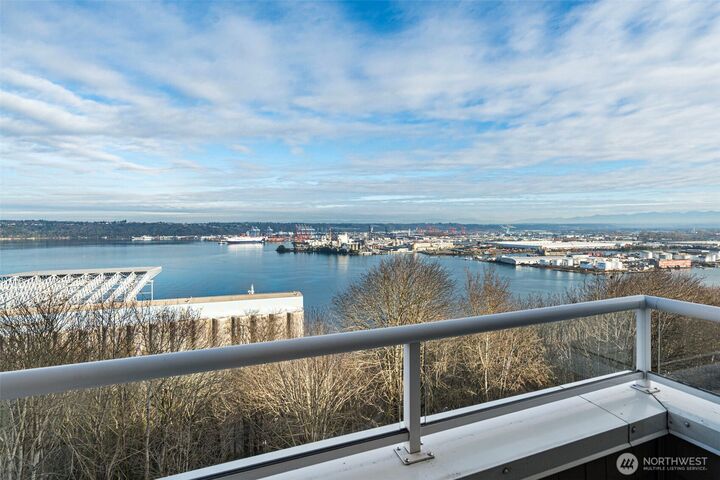 Property Photo:  1  Broadway 513  WA 98402 