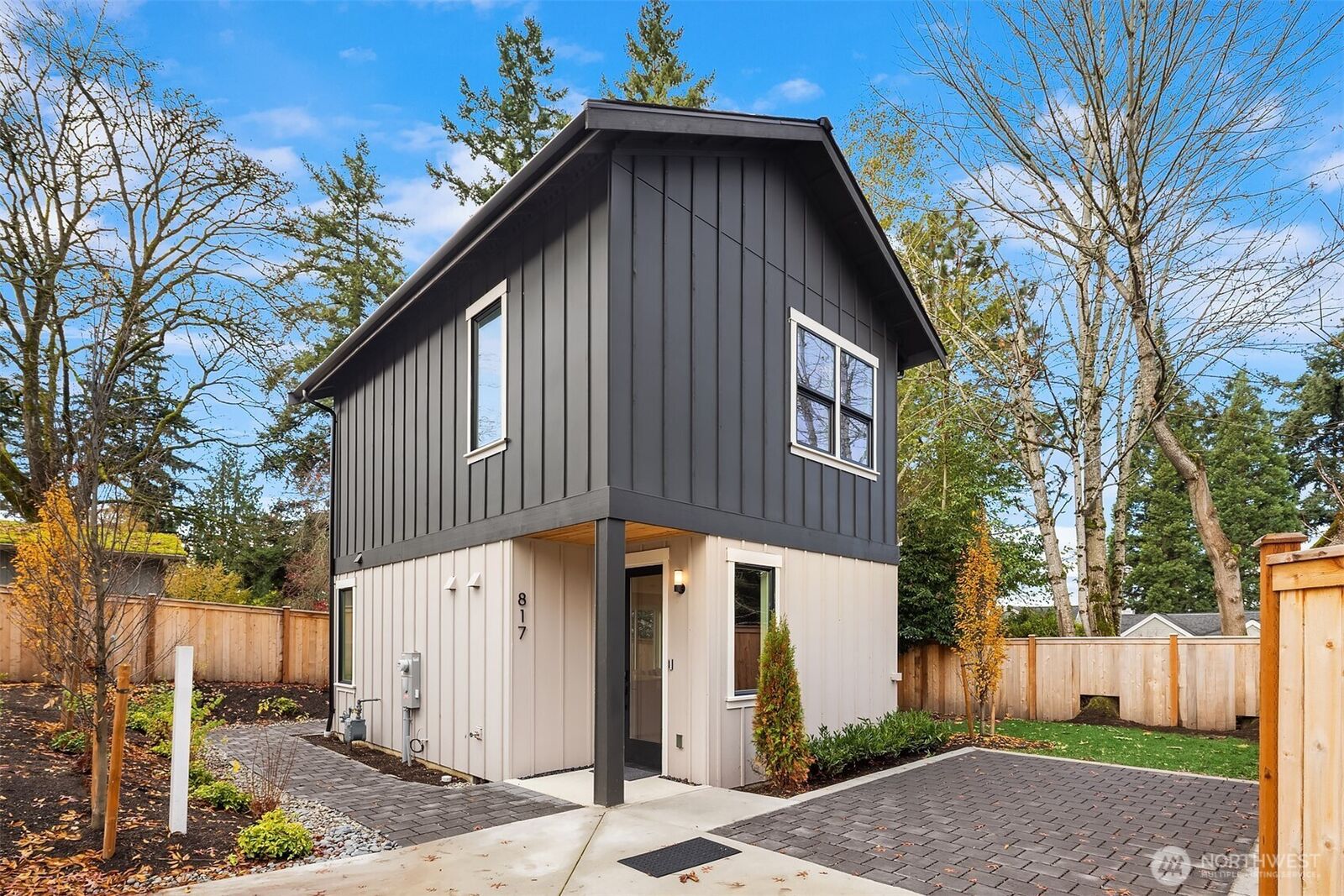 Property Photo:  817  18th Avenue W  WA 98033 