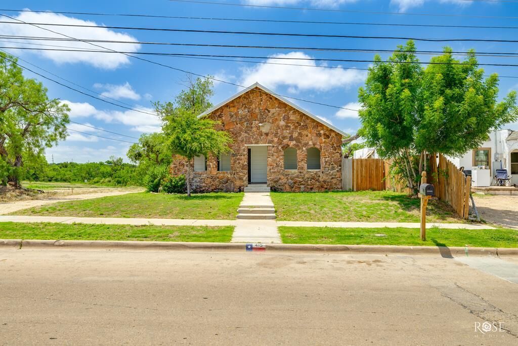 Property Photo: 415 E Harris Ave TX 76903