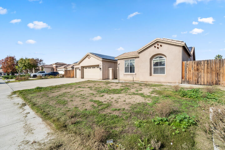 Property Photo:  6208 Fire Opal Drive  CA 93313 