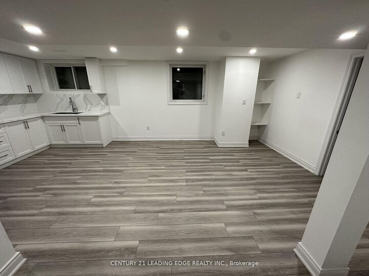 Photo de la propriété: 48 Temple West Crescent Bsmt ON L1T 4J8