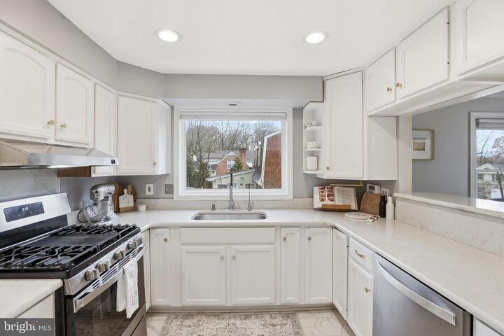 Property Photo: 6539 Oakwood Drive VA 22041