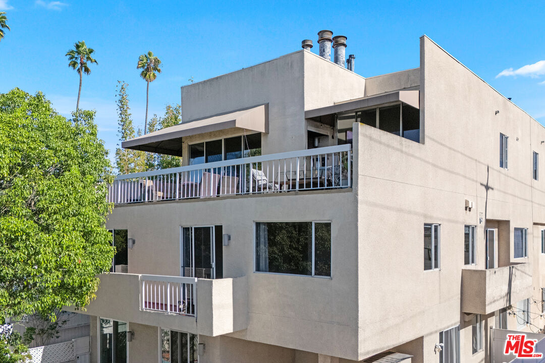 Property Photo: 820 California Ave CA 90403