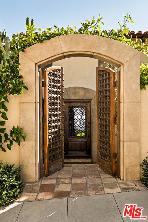 Property Photo:  7020 La Presa Dr  CA 90068 