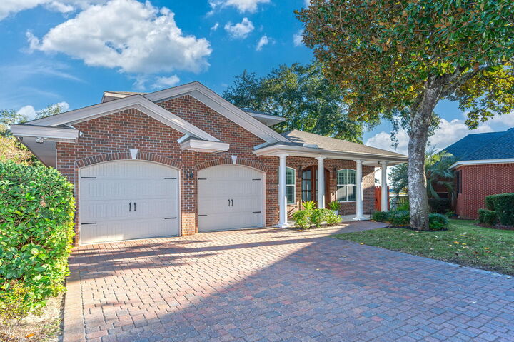 Property Photo:  16 Plantation Oaks Drive  FL 32569 