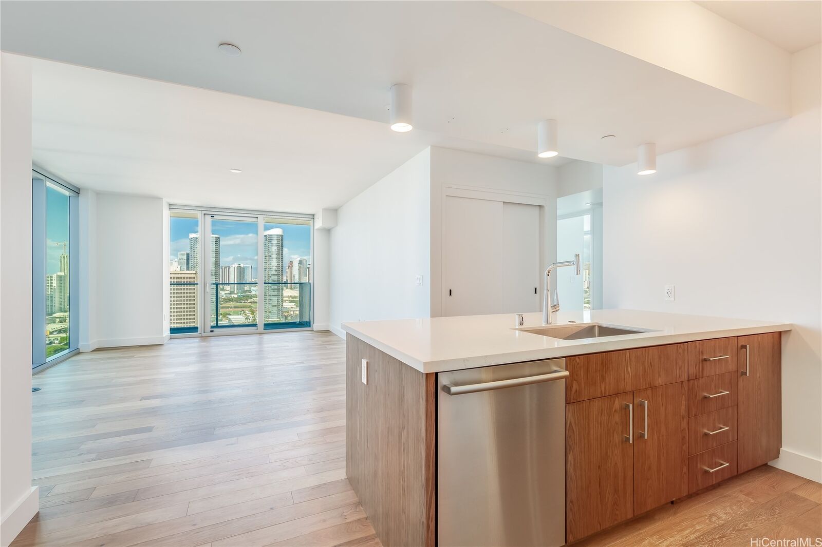 Property Photo:  629 Keeaumoku Street 2312  HI 96814 