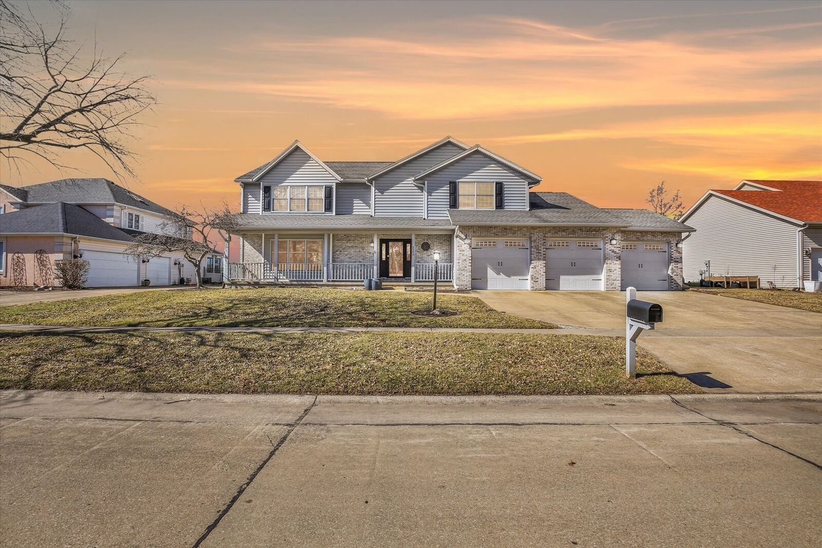 Property Photo: 2205 Edgewater Place IL 61822